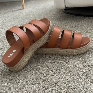 MIA Kaz Platform Sandals - Peru